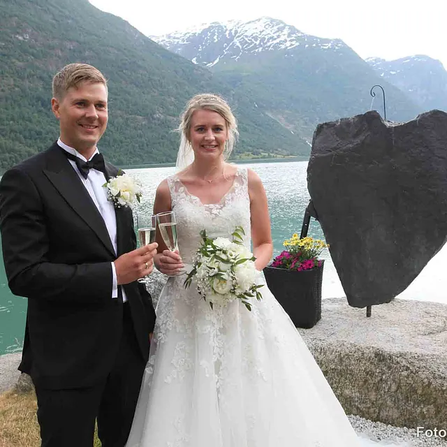 Brudepar foran fjord