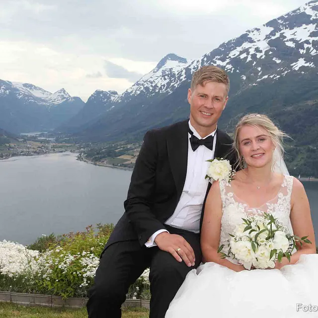 Brud sitter foran brudgom