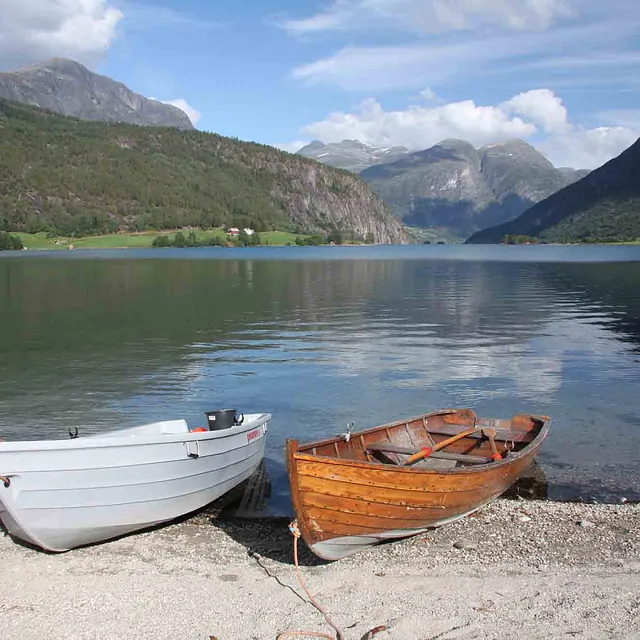 To båter ved et vann