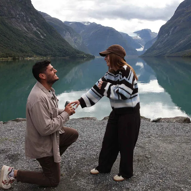 Frieri ved fjorden hvor mannen går på kne.