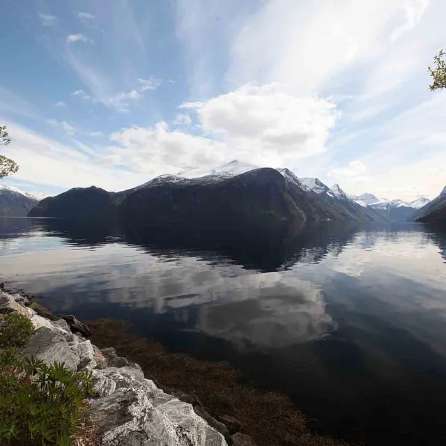 Vidvinkel naturfoto av rolig fjordlandskap i Olden.