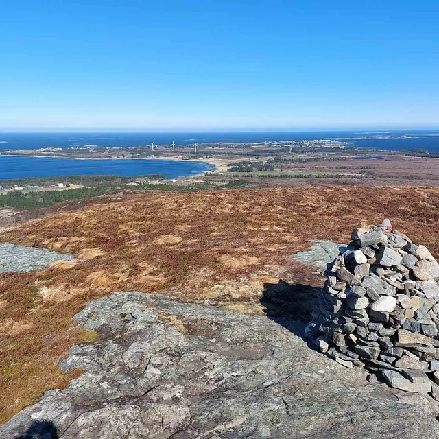 Panoramautsikt fra en fjellvarde over landskapet i Olden.