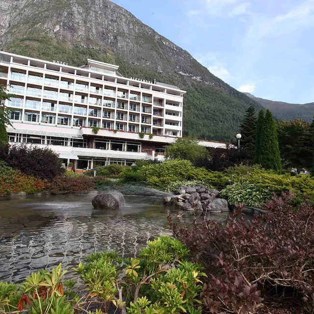 Utsikt over fjell og hotell