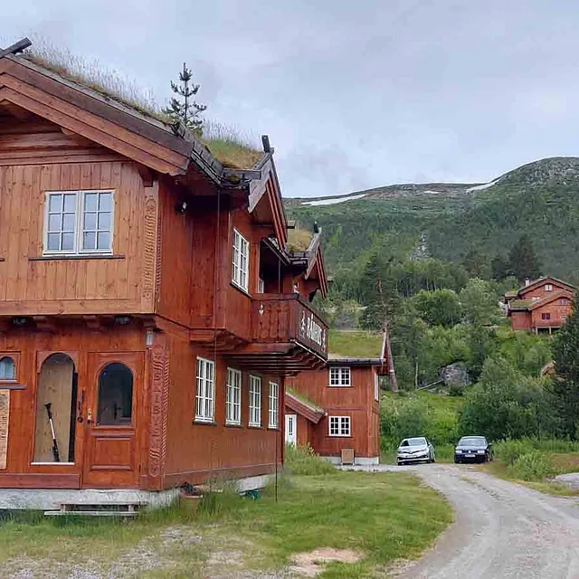 Stor hytte med torv på taket